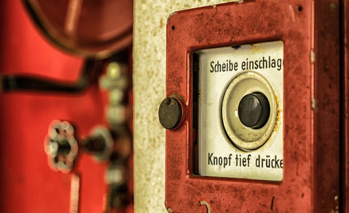 Scheibe einschlagen - Knopf tief drücken